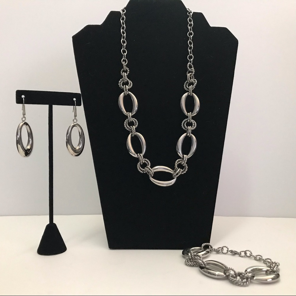 Stainless steel necklace and accessories. - Picture 4 of 8